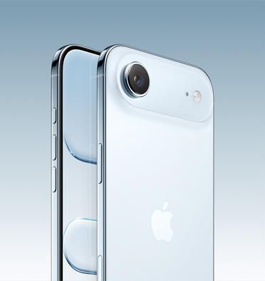 Parte da tela e ângulo lateral do iPhone Air azul-céu mostrando o botão de Ação, o botão de volume e o botão lateral. Imagem da parte de trás mostrando o sistema de câmera Fusion em no canto superior esquerdo.