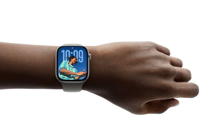 Personne utilisant le coup de poignet pour fermer une notification d’Apple Watch Series 11 sur la météo