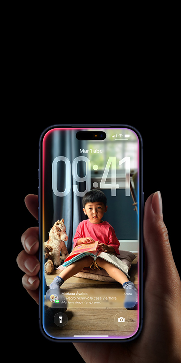 Una mano sostiene un iPhone 17 Pro, una notificación de Mensajes en la pantalla bloqueada personalizada