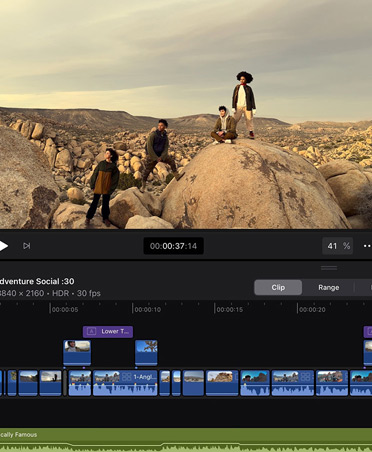 Videobearbeitungsapp mit Bild von Menschen, die auf Felsen in einer felsigen Wüstenlandschaft posieren, Timeline, Tools zum Bearbeiten