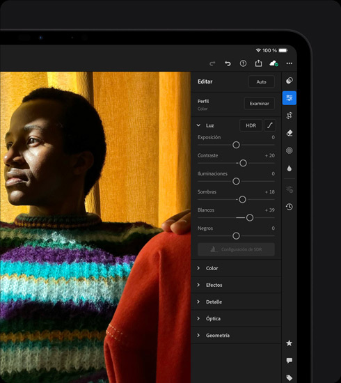 iPad Pro, parte delantera exterior, posición horizontal, color negro espacial, la pantalla muestra cómo se edita la foto de una persona con un jersey muy colorido, el menú de herramientas y efectos abierto a la derecha