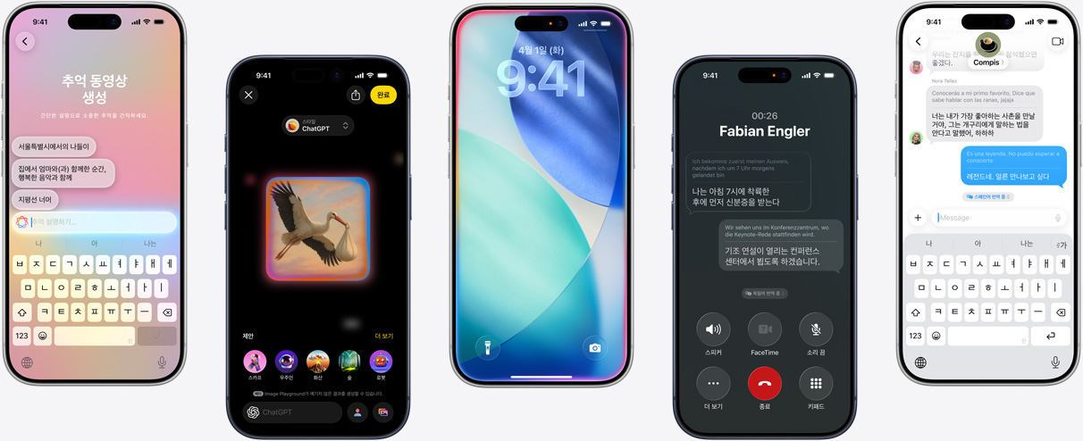 다섯 대의 iPhone 기기에 각각 Apple Intelligence의 추억 동영상 생성, Mail의 최우선 메시지 기능, 가장자리가 은은한 빛으로 처리된 iOS 잠금 화면, 사진 앱에서 클린업 도구로 객체를 지우는 모습, 메시지 앱 내 실시간 번역 기능이 표시된 모습