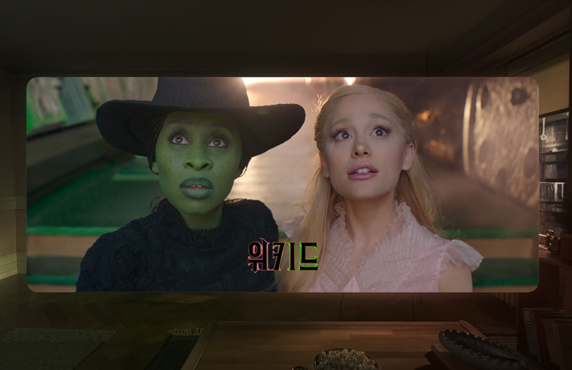 Apple Vision Pro의 Apple TV 앱에 있는 영화 위키드의 두 주인공.