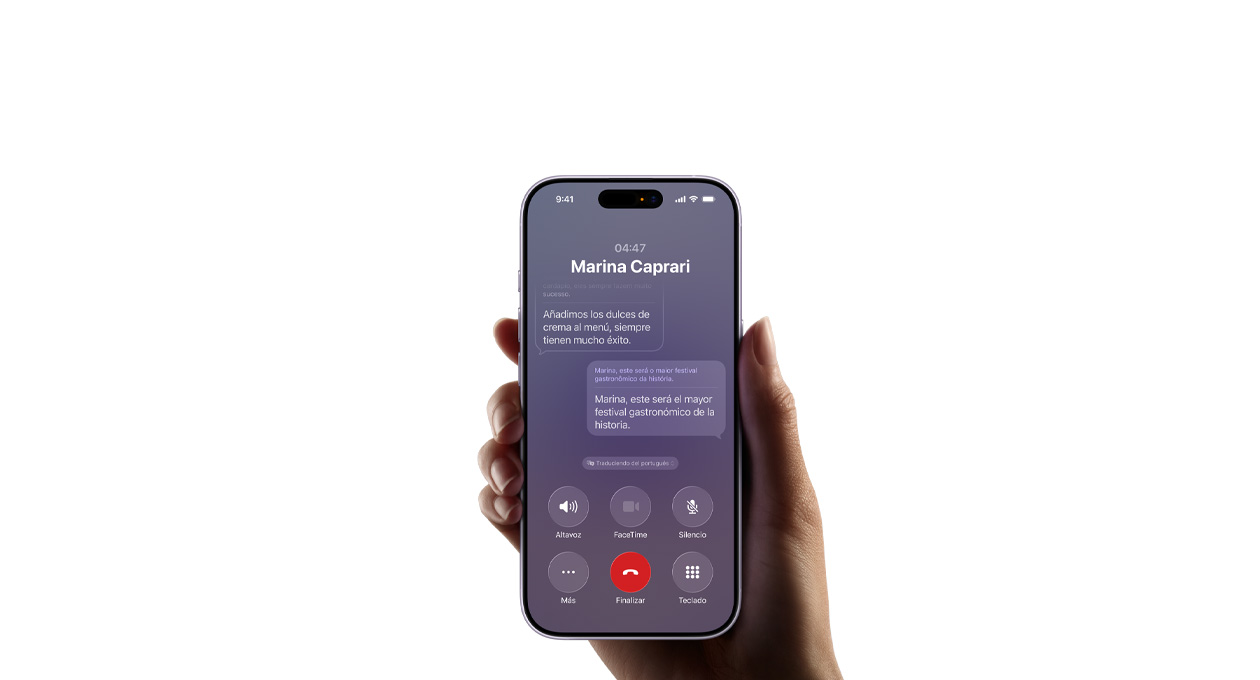 Una mano sostiene un iPhone 17, se muestra la funcionalidad Traducción en Vivo de Apple Intelligence