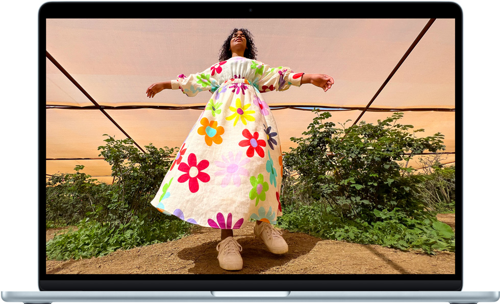 MacBook Air’in rengarenk Liquid Retina ekranı gösteriliyor