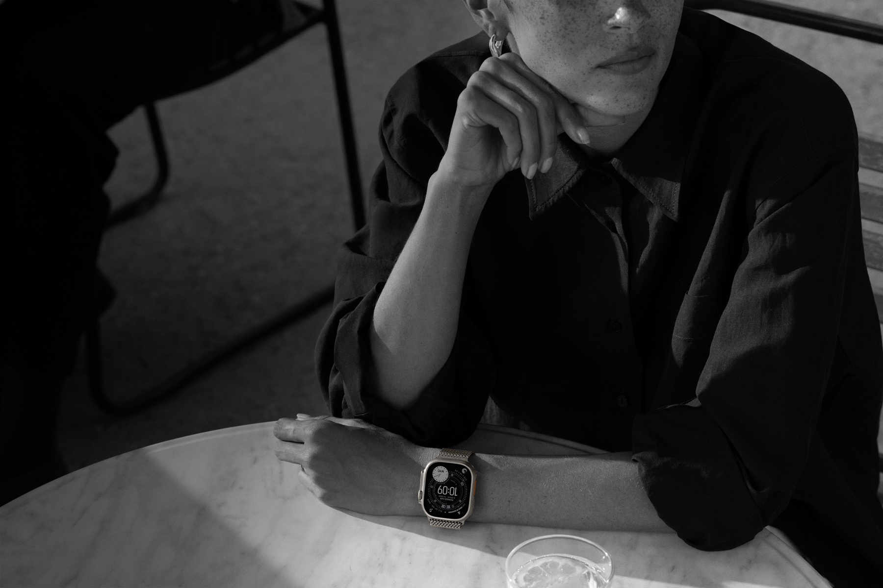 На людині Apple Watch Ultra 3 під час вечері в ресторані