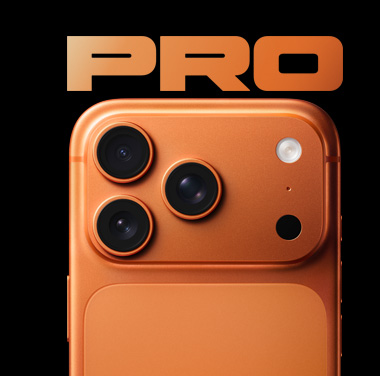 Kozmik Turuncu iPhone 17 Pro’nun üst üçte birlik kısmının arkadan görünümü, 48 MP kameralarının üçü de gösteriliyor.
