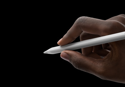 يد مستخدم تمسك بقلم Apple Pro في وضعية الكتابة. رأس القلم موجه نحو واجهة تعرض لوحة الأدوات الجديدة.
