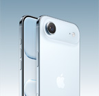 „iPhone Air“, dangaus žydros spalvos, galinė pusė iš kampo, „Fusion“ pagrindinė kamera viršutinėje dalyje, kameros valdiklio mygtukas, priekinė pusė su viso ekrano dizainu, veiksmo ir garsumo mygtukai