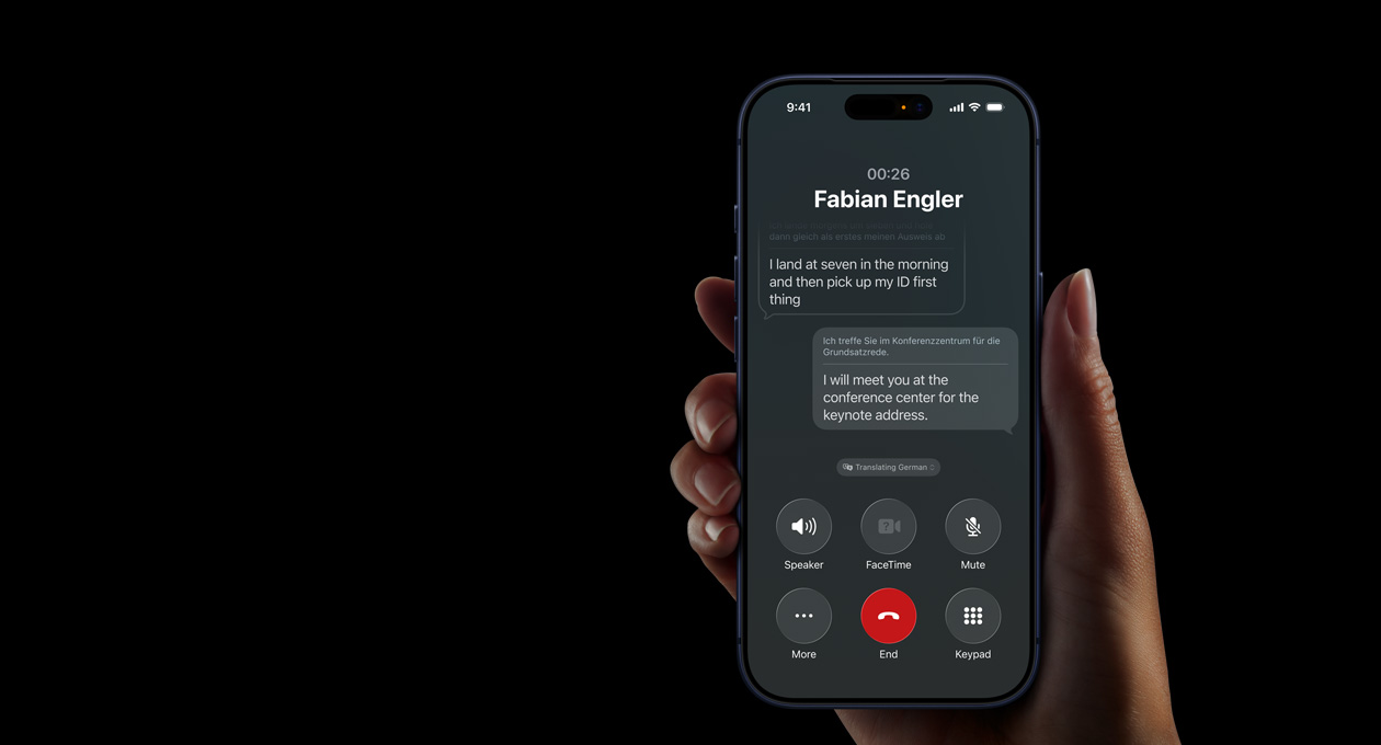 Rankoje laikomas „iPhone 17 Pro“, kuriame demonstruojama „Apple Intelligence“ tiesioginio vertimo funkcija skambučio metu