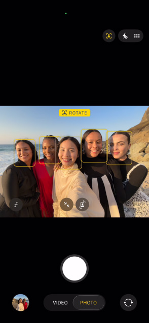 หน้าจอด้านหน้าของ iPhone Air แสดงภาพถ่ายเซลฟี่กลุ่มในคุณสมบัติจัดให้อยู่ตรงกลางสำหรับภาพถ่าย