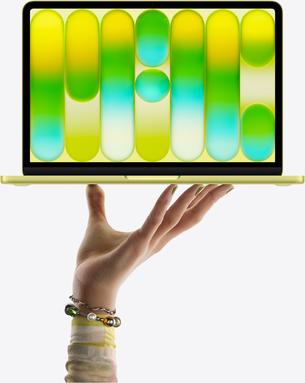 MacBook Neo couleur jaune agrume, en équilibre sur le bout des doigts d’une main ouverte, écran affichant un motif abstrait coloré